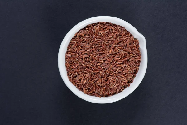 Uncooked long wild brown rice in a bowl. Top view — Stock Photo, Image