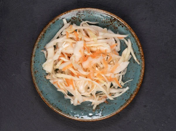 Sauerkraut. Salamura da salamura edilmiş doğranmış lahana — Stok fotoğraf