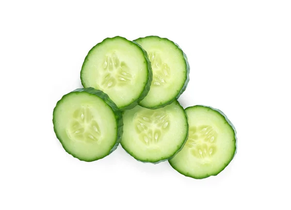 Plakjes komkommer geïsoleerd op een witte achtergrond. Bovenaanzicht — Stockfoto
