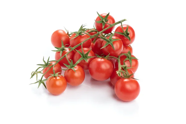 Tomates cereja isolados sobre um fundo branco — Fotografia de Stock