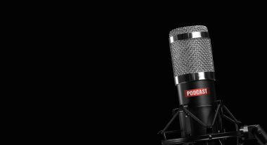 siyah arka planda izole edilmiş profesyonel mikrofon. Podcast co