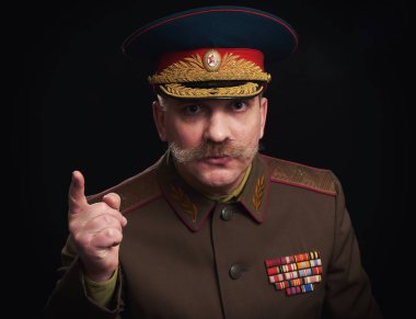 bir Rus askeri generalin parodi portresi