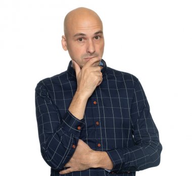 40 yıllık kel adam düşünüyor. Beyaz üzerine izole