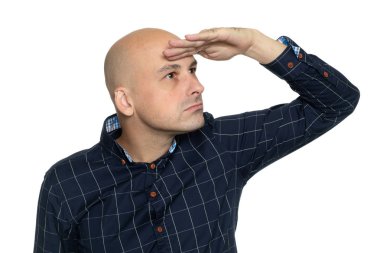 kel adam uzakta beyaz izole bakıyor