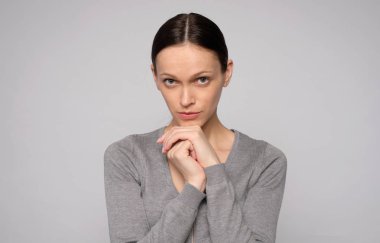 gri izole kamera bakarak güzel kadın