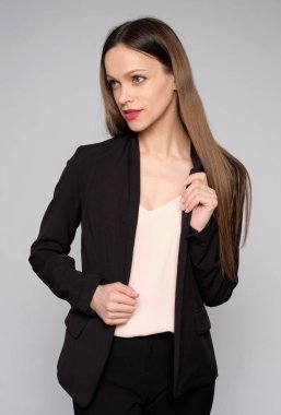 Gri studi izole görünümlü siyah ceketli Pretty kadın