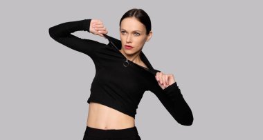 Güzel kız stüdyoda gri arka plan izole poz