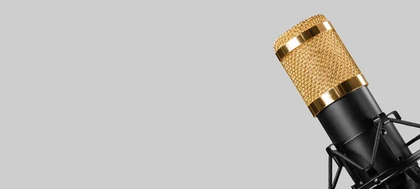 Gri arka planda yalıtılmış altın mikrofon — Stok fotoğraf