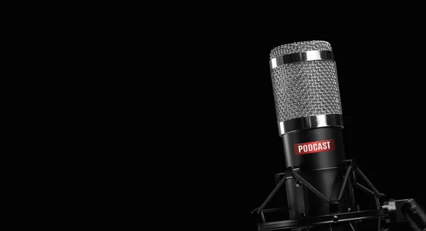 Professionelles Mikrofon isoliert auf schwarzem Hintergrund. podcast co — Stockfoto