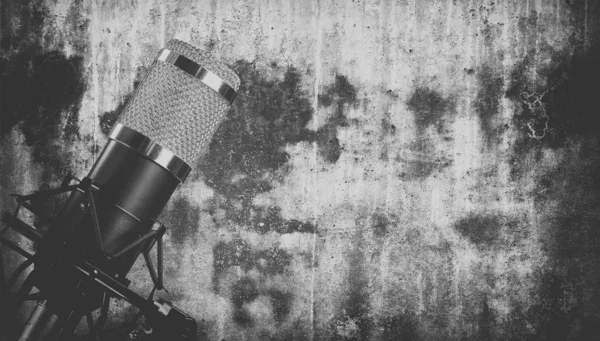Retro styled image of a microphone — Stock Photo, Image