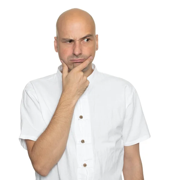 Θυμωμένος φαλακρός άνθρωπος κοιτάζοντας μακριά απομονωμένος σε λευκό — Φωτογραφία Αρχείου