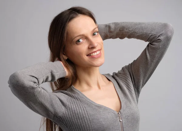 Mujer bonita feliz con sonrisa dentada — Foto de Stock