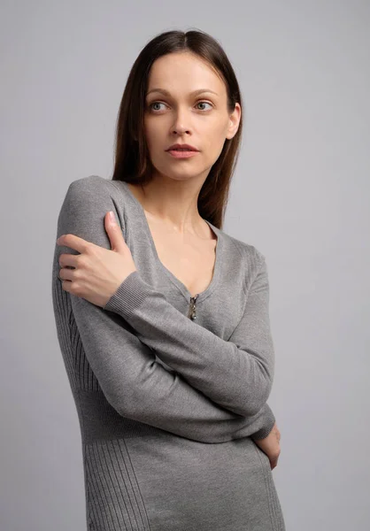 Jolie femme en tenue décontractée grise portrait studio. isolé — Photo