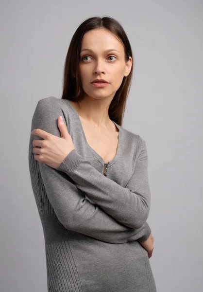 Mujer bonita en retrato de estudio de vestido gris casual. aislado —  Fotos de Stock