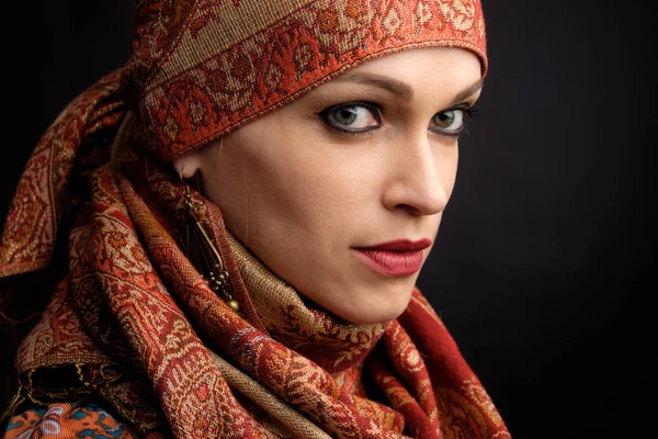 Beautiful woman is wearing colorful headscarf — Stock Photo, Image