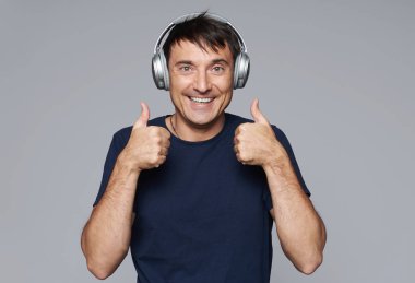 yakışıklı adam kulaklık müzik dinlerken, izole