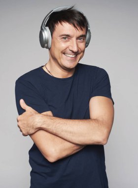 Kulaklıklı mutlu orta yaşlı bir adam. Müzik dinleme