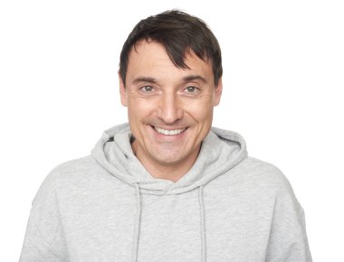 Kapüşonlu 40 yaşında mutlu adam