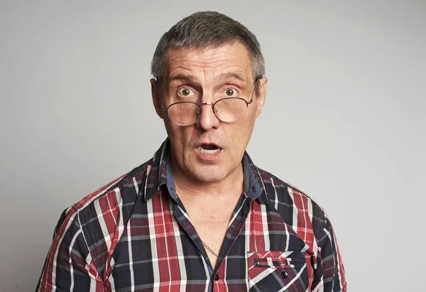 Surprised senior man portrait wearing glasses isolated — Stock Photo, Image