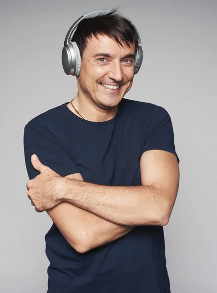Feliz hombre de mediana edad con auriculares. Escuchando música —  Fotos de Stock