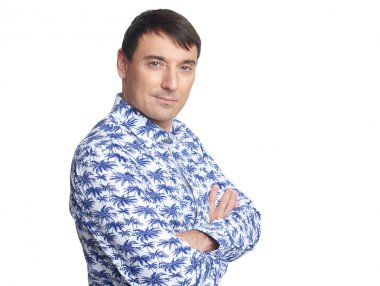 Yakışıklı 40 yıl adam çapraz kolları izole ile ayakta