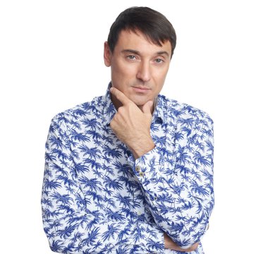 yakışıklı adam düşünüyor