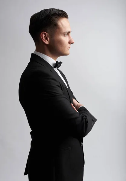Siyah takım elbiseli seksi bir adamın profil portresi. Izole — Stok fotoğraf