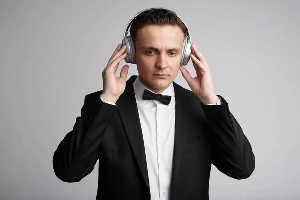 Concentrated attractive young man in headphones listening to mus — Stock Photo, Image