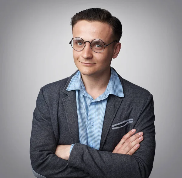 Joven positivo con chaqueta y gafas sonrientes. aislado —  Fotos de Stock