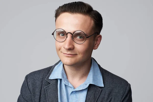 Retrato de hombre joven. El chico guapo sonríe. Aislado —  Fotos de Stock