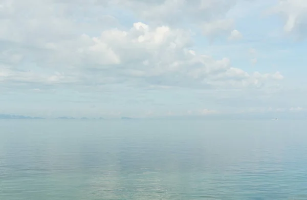 海のヘイズ。パステルカラーの曇り空と海 — ストック写真