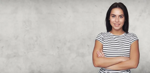 Bellezza donna sorridente è in piedi con le braccia incrociate — Foto Stock