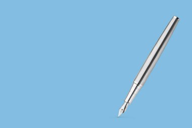Mavi arka plan üzerinde gümüş metal dolma kalem