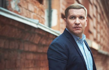 Ciddi yakışıklı Man. Outdoors portre