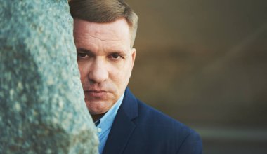 Ciddi beyaz adam birine casusluk