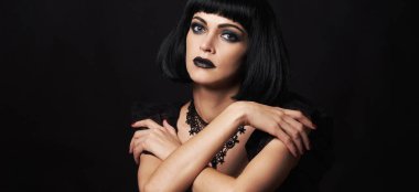 Siyah Dudaklı ve Uzun Kirpikli Güzellik Kızı. Vogue Tarzı Portrai