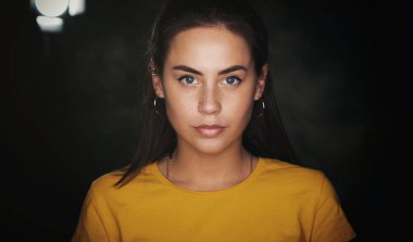 güzel genç esmer kadın portresi