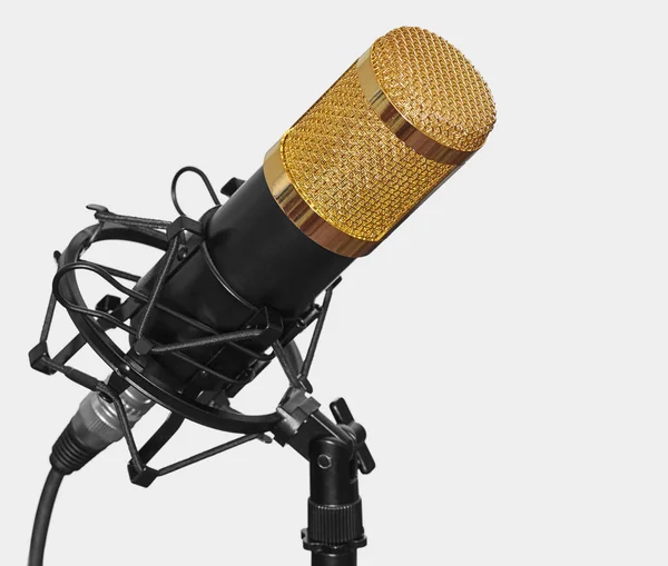 Мікрофон ізольований на білому фоні — стокове фото