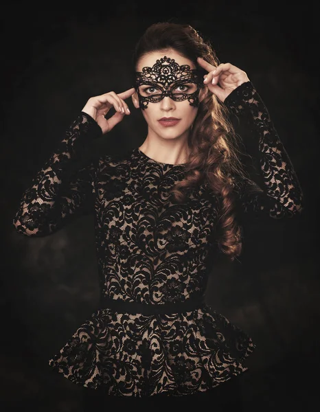 Portret van sexy mooie vrouw in Lace Dress en carnaval masker — Stockfoto