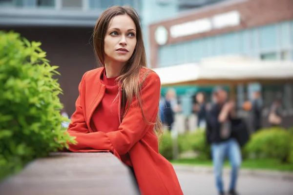 Vacker brunett ung kvinna klädd i röd kappa. Outdoors Portra — Stockfoto