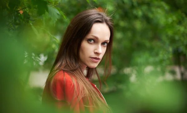 Retrato de cerca de la mujer sensible en el parque de la ciudad — Foto de Stock