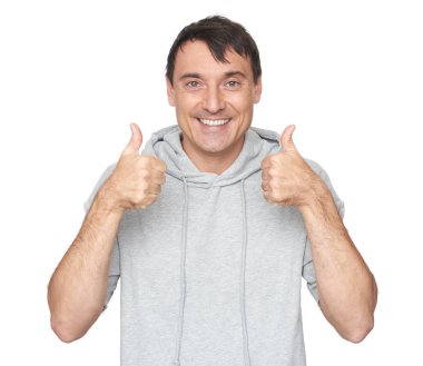 Mutlu yakışıklı adam baş parmağını kaldırıyor.