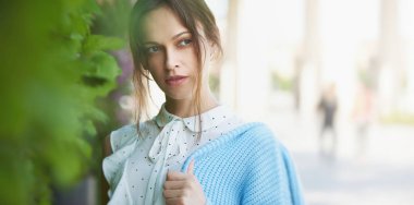 Açık alanda genç ve güzel bir bayan öğrenci.