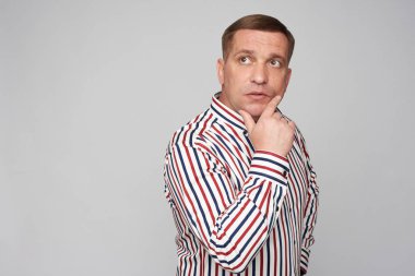 düşünceli orta yaşlı adam yukarı bakıyor ve düşünme