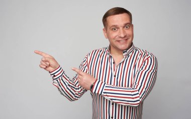 Orta yaşlı adam parmaklarını fotokopi alanına doğrulttu.