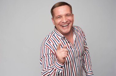 mutlu adam iyi bir şaka gülüyor