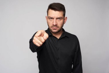 Sakallı ciddi adam seni işaret etti.