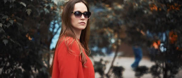 Donna d'affari alla moda indossa occhiali da sole in città — Foto Stock