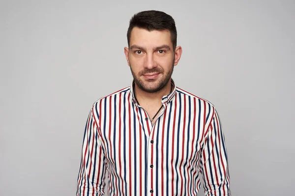 Hombre guapo barbudo con camisa a rayas sonriendo. Aislado — Foto de Stock