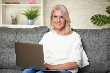 Dizüstü bilgisayarda ev websurfing adlı kadın kıdemli